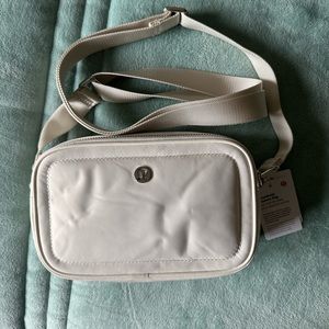 Lululemon camera crossbody BNWT